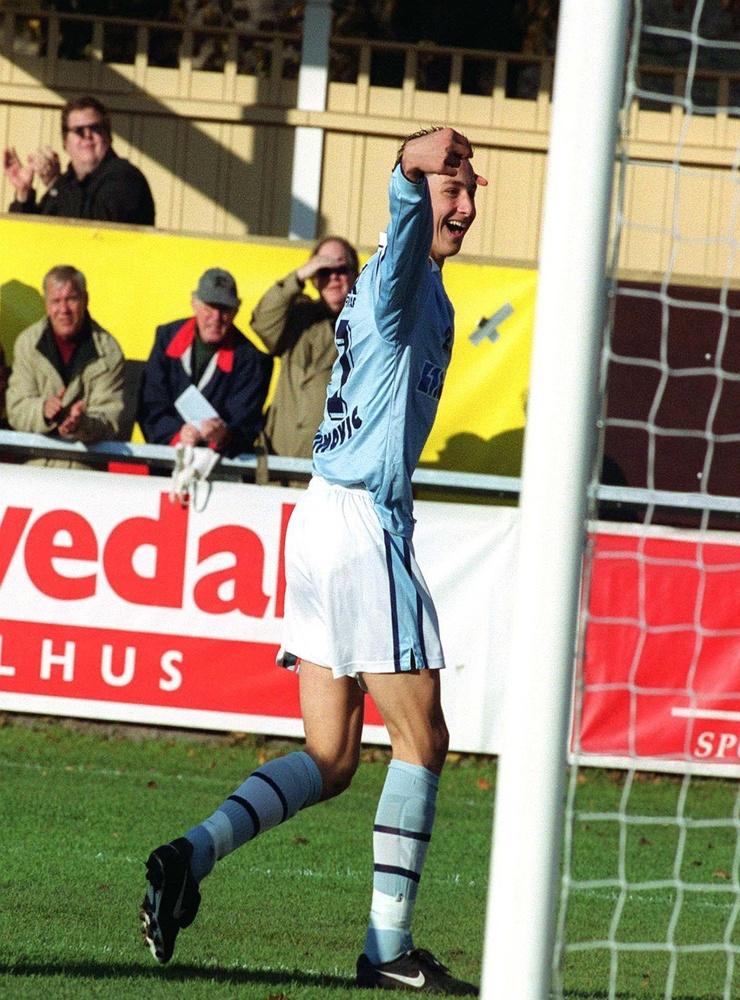 Zlatans framgångsrika karriär började i Malmö FF, vilka han först åkte ner i Superettan med - men senare ledde upp till allsvenskan igen. 
