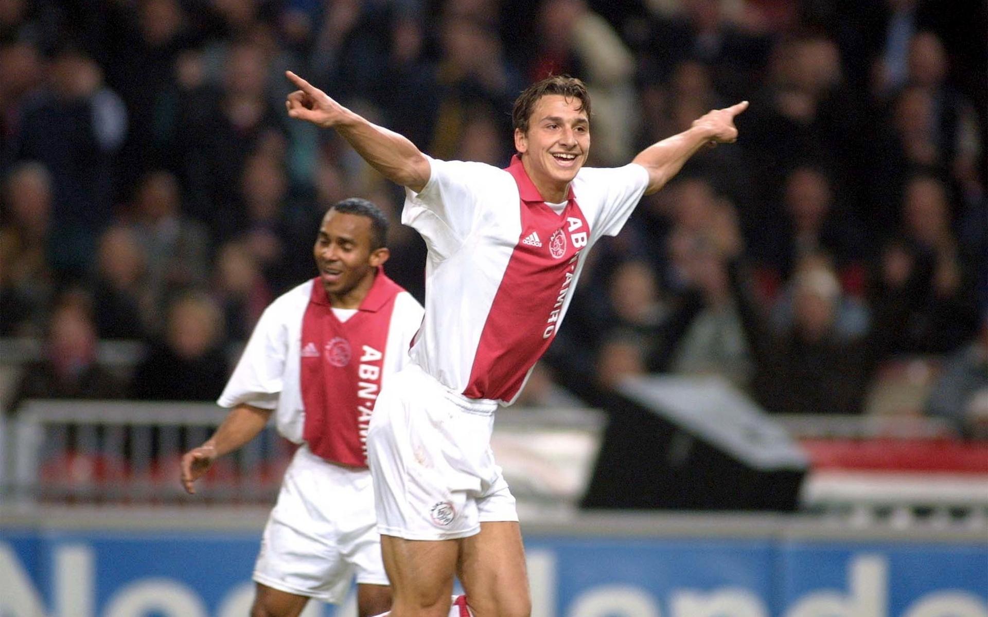 Livet som utlandsproffs inleddes i Ajax med vilka han vann ligan två gånger. 