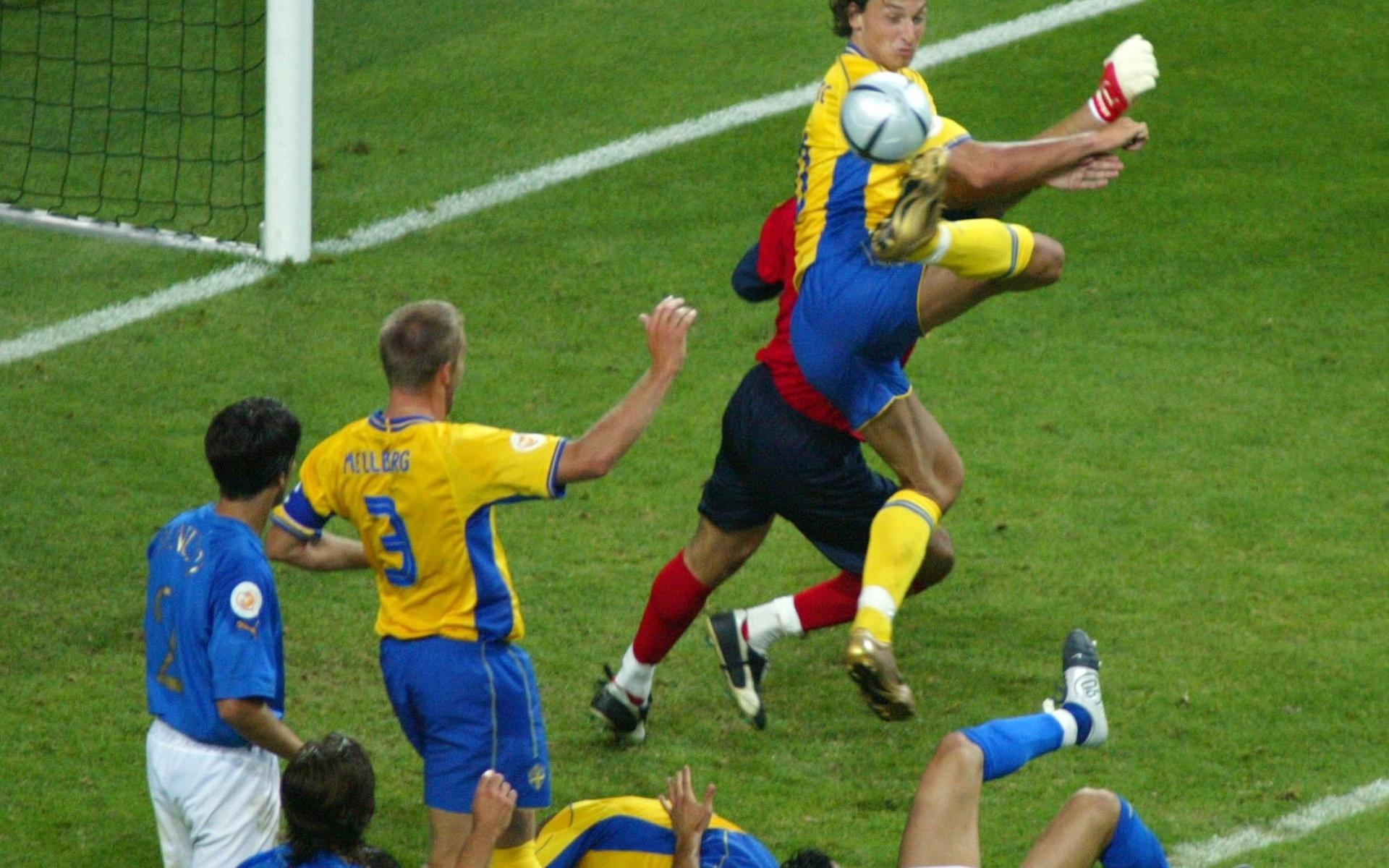 2004 bjöd Zlatan på en minst sagt minnesvärd klackspark mot Italien. 