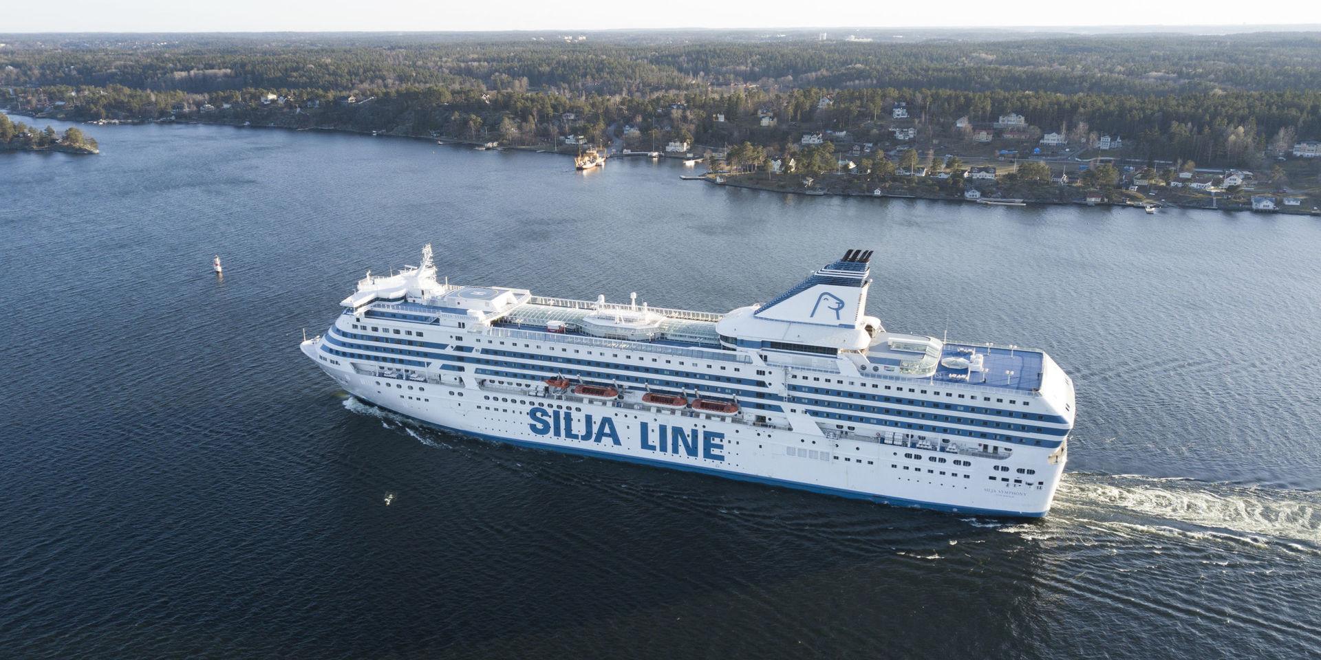 Fartyget Silja Symphony är fast i Värtahamnen med 2 000 passagerare ombord till följd av tekniskt fel. Arkivbild.