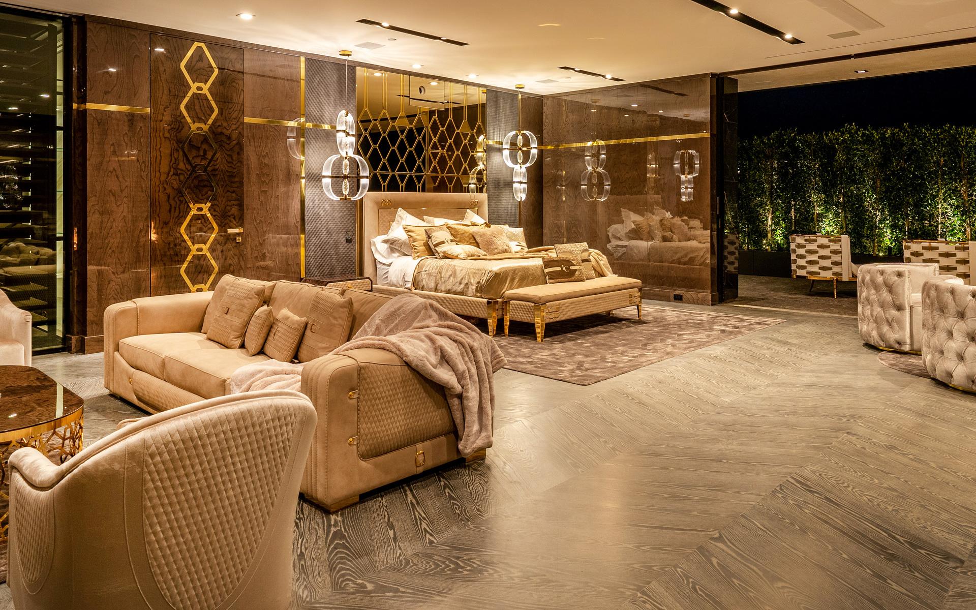The master-suite har fått ekgolv- och väggar från Italien. Även det här rummet har inretts i trä, brunt och guld.