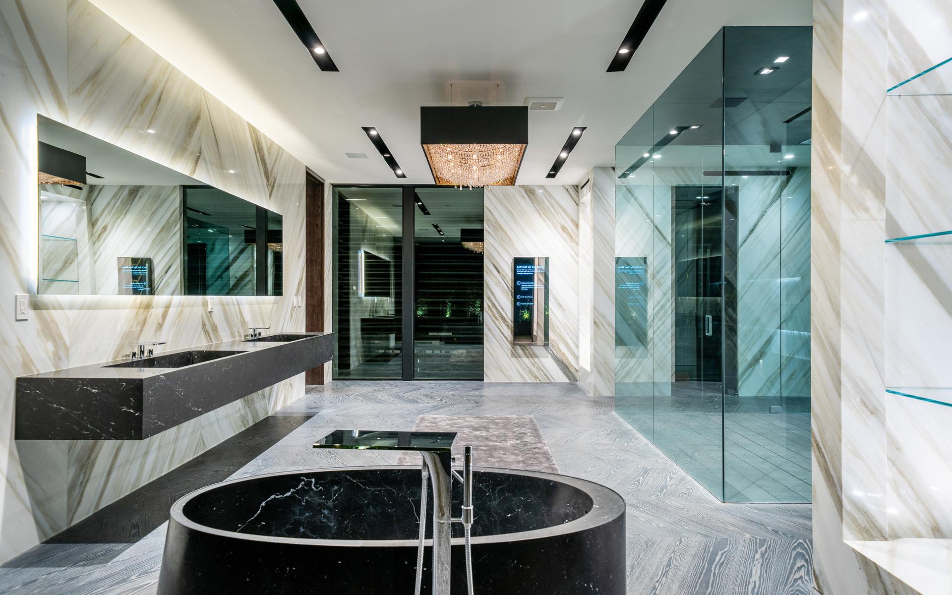 Badrummet som tillhör master-suite är helt inrett i marmor och med dubbla handfat och badkar. Duschen är på hela nio kvadratmeter.
