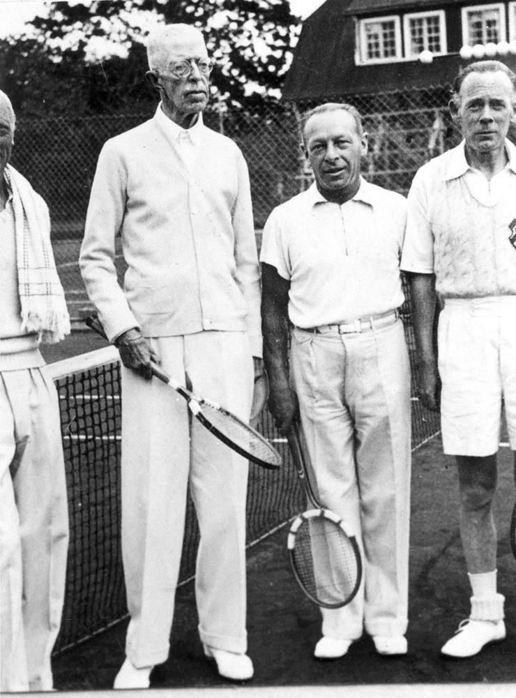 Kung Gustaf V tillsammans med den österrikiske tennisspelaren Willi Ehrenreich på 40-talet. 