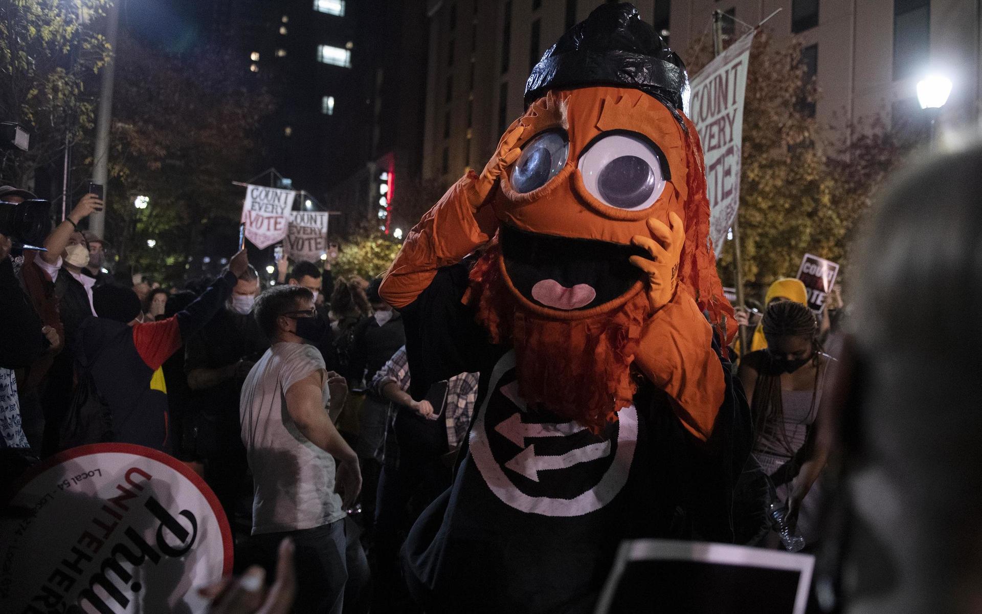 En person utklädd till Philadelphia Flyers-maskoten Gritty visar upp sig. 