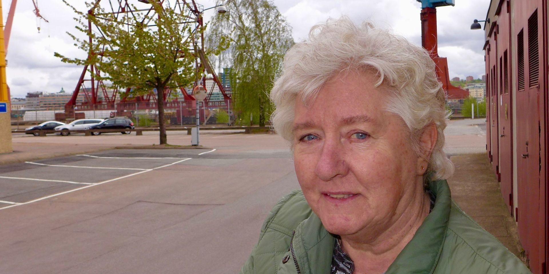 Kerstin Rundström framför en ödslig kajplats där de sista kranarna ännu finns kvar. Förr i världen var det mycket liv och rörelse här.