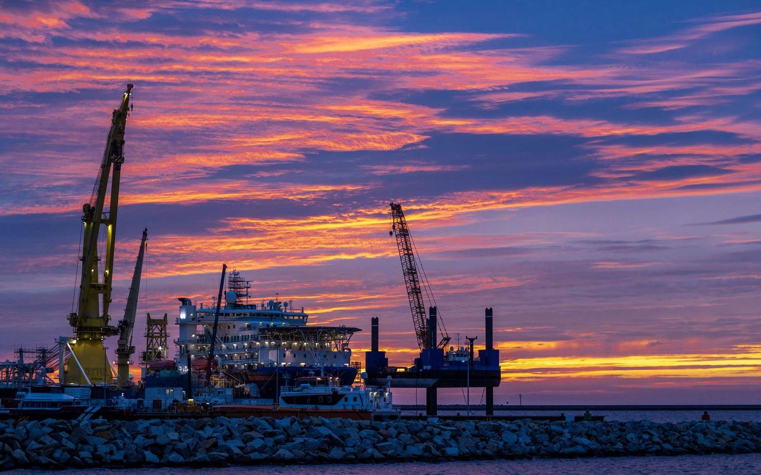 Rörläggarfartyget Akademik Tstjerskij i Mukrans hamn i Tyskland under bygget av Nordstream 2. Arkivbild.