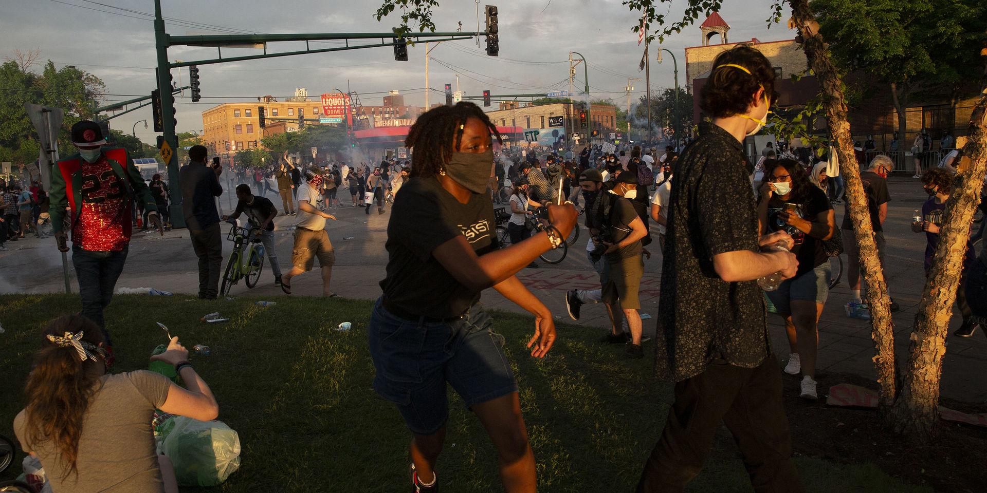 Dramatiska scener utspelade sig under natten till torsdagen på Minneapolis gator i USA. Tusentals protesterade mot att en svart man brutalt dödats under ett polisingripande i staden. 