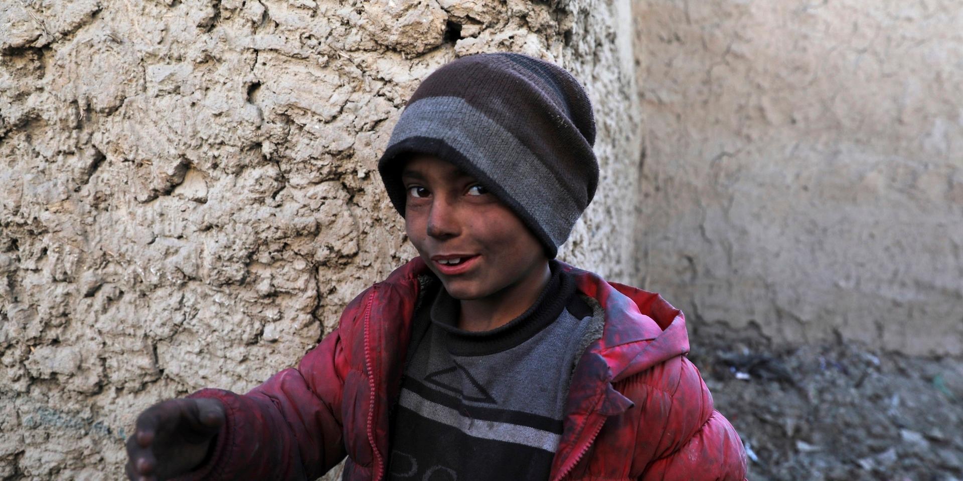 En  ung afghansk internflykting utanför sitt temporära hem i Kabul. Det var i december förra året Bara på de senaste två månaderna har enligt Rädda Barnen cirka 80 000 barn blivit internflyktingar i landet.
