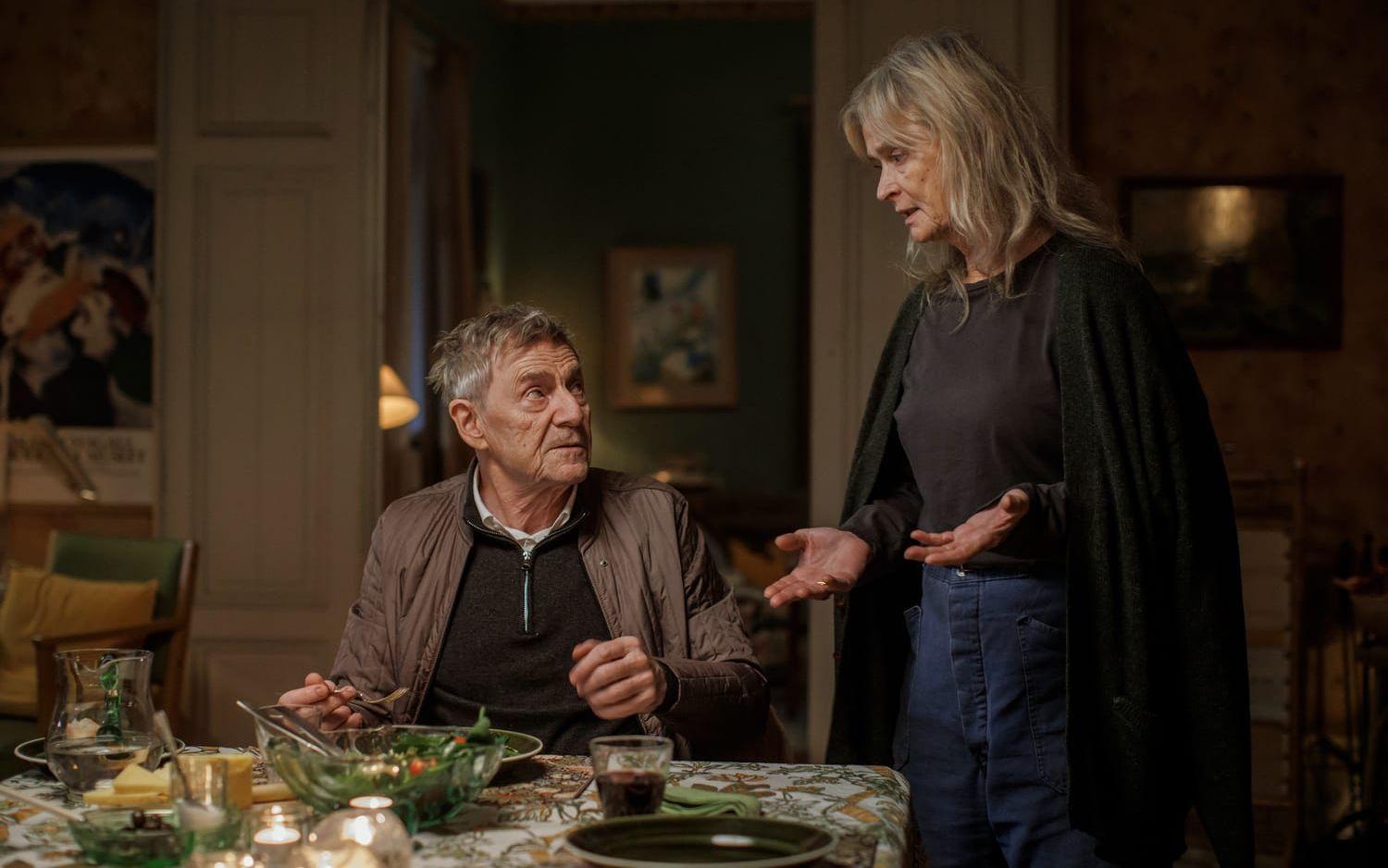 Jesper Christensen spelar mot Lena Endre i SVT:s nyinspelning av 'Trolösa'.