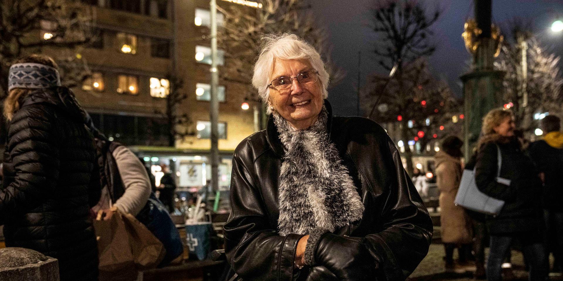 99-åriga Anna-Lisa Holmgren kan ha varit kvällens äldsta demonstrant.