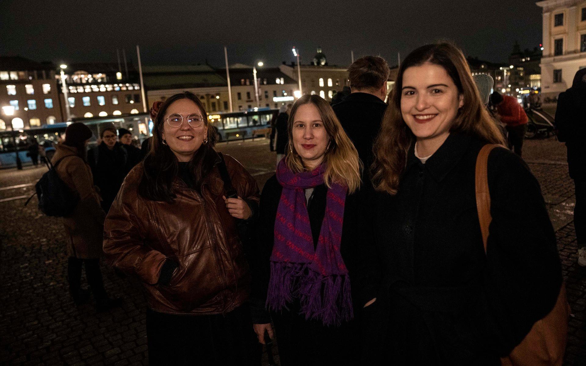 Vännerna Elvira Wahlbom, Gabriella Hasslinger och Annika Kindbom deltog i demonstrationen för att visa sitt stöd till barnmorskorna. 