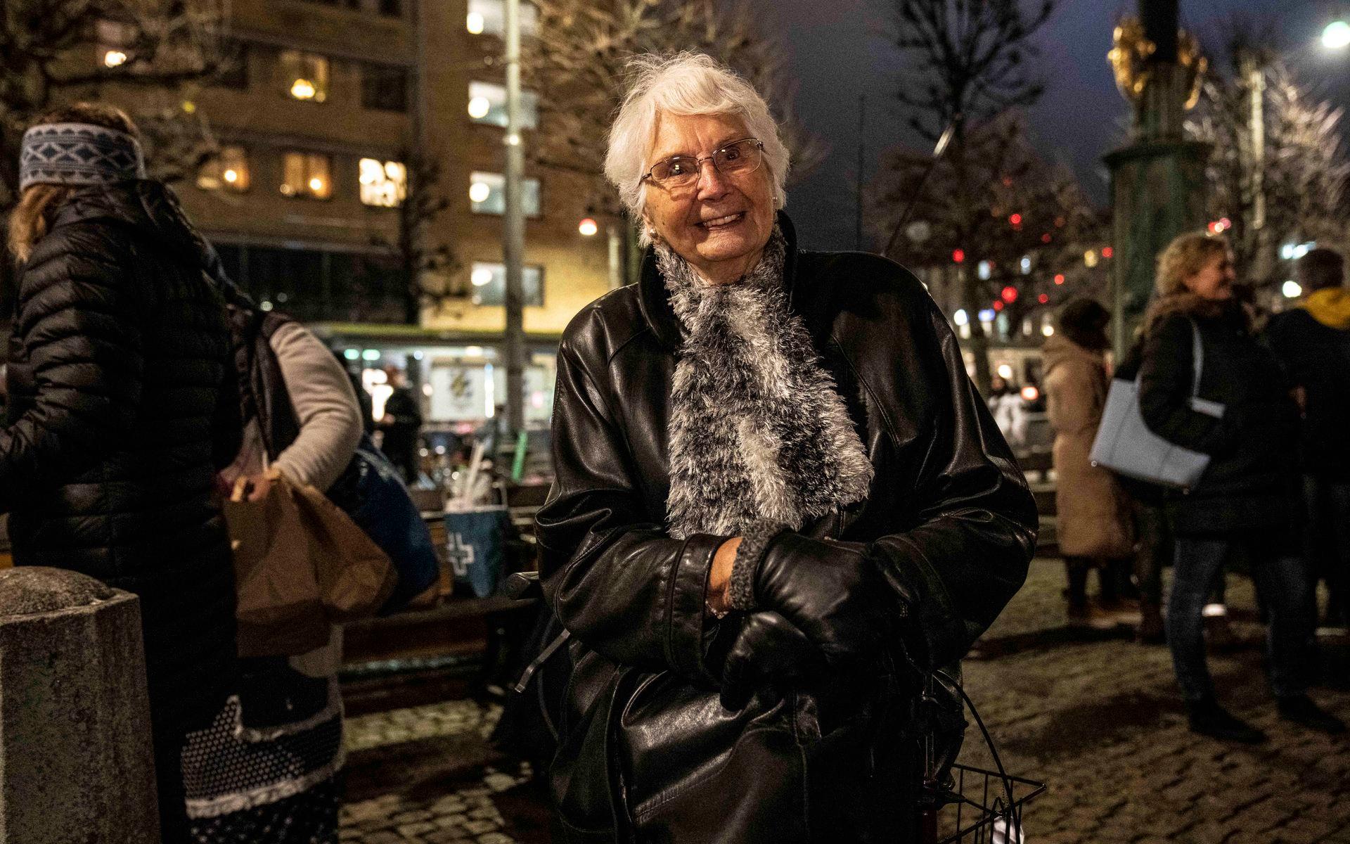 99-åriga Anna-Lisa Holmgren kan ha varit kvällens äldsta demonstrant. 
