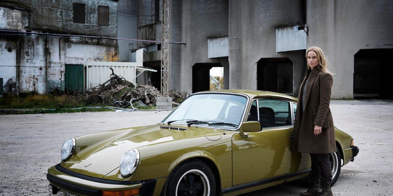 Rollfiguren Saga Noréns Porsche från tv-serien "Bron" säljs på auktion. Pressbild.