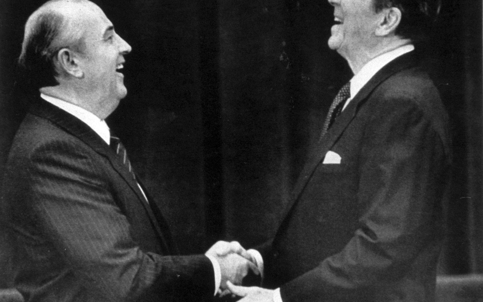 Michail Gorbatjov och Ronald Reagan på ett toppmöte i Geneve 1985.