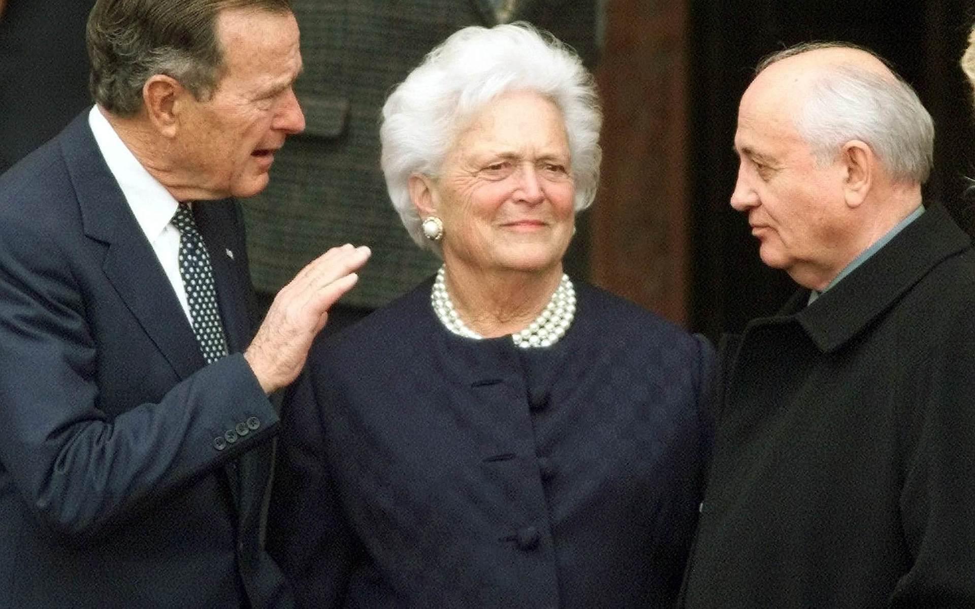 Michail Gorbatjov träffade flera amerikanska presidenter. På bilden syns han tillsammans med George H.W. Bush (t.v.) och Barbara Bush år 1999.