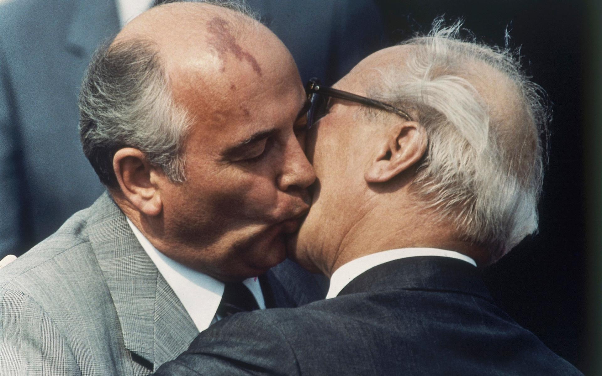 På en bild från 1987 kindpussar Michail Gorbatjov den dåvarande östtyske ledaren Erich Honecker.