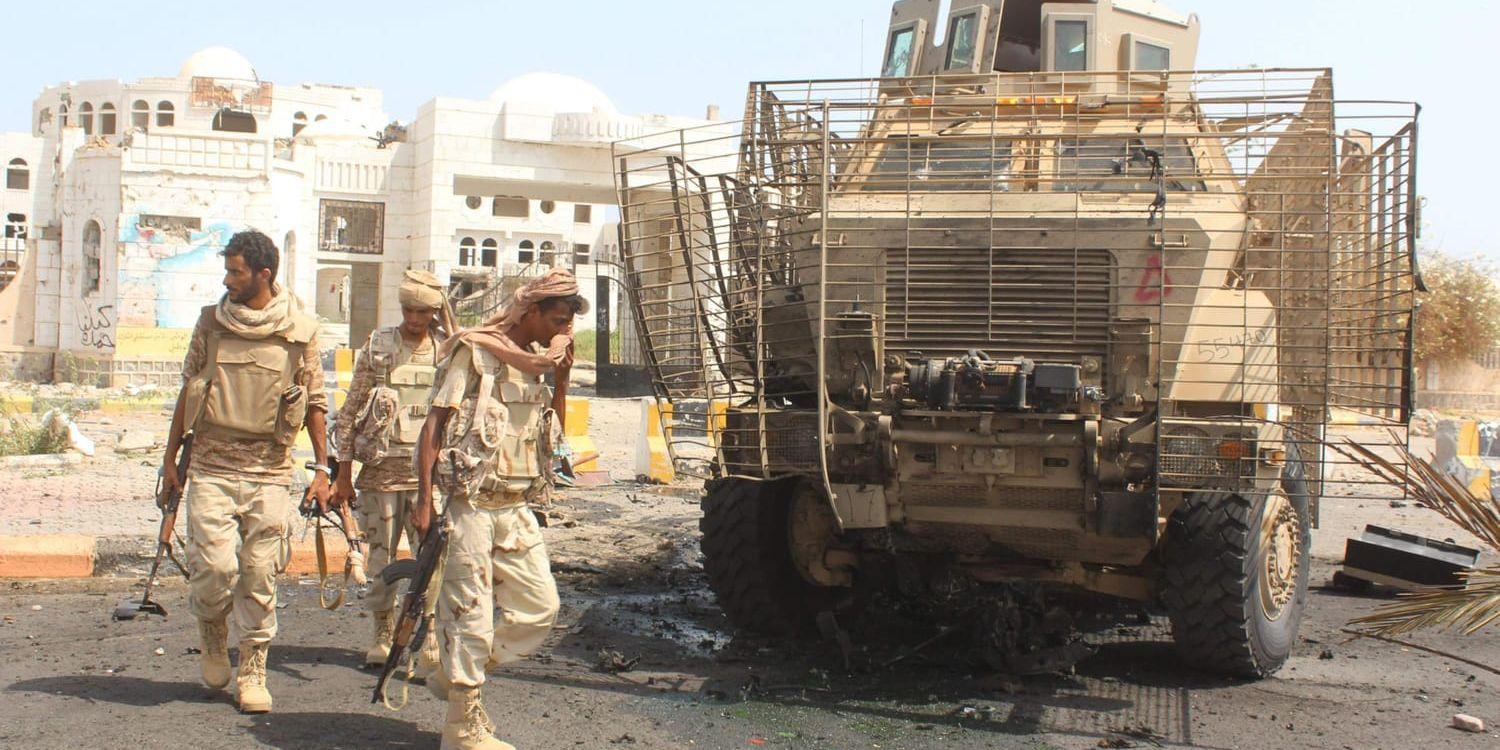 Fotot från 14 augusti visar pro-regeringssoldater i Jemen. Foto: TT