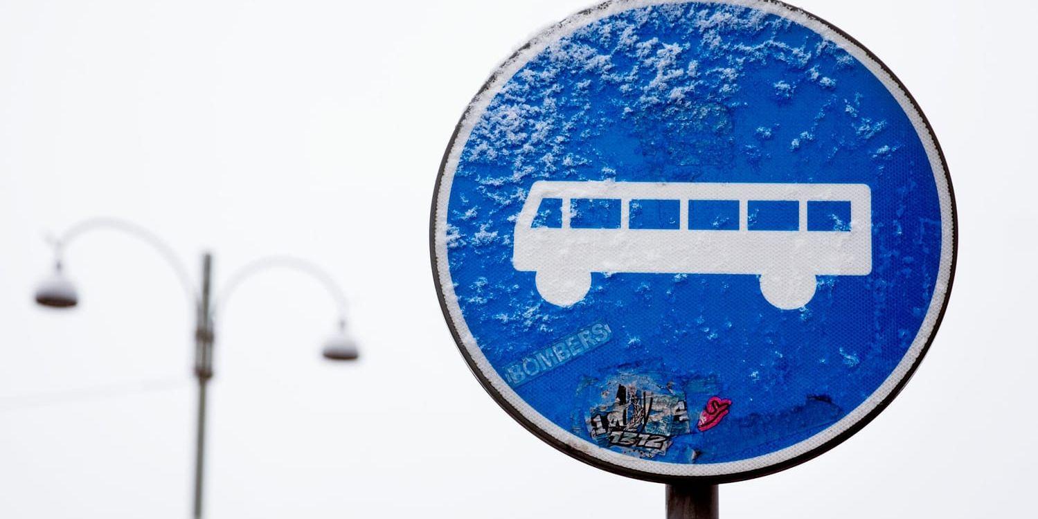 Att köra buss i uppförsbacke när vägarna är isiga och snömoddiga innebär risker, menar Isabelle Rosendahl, Västtrafik. 