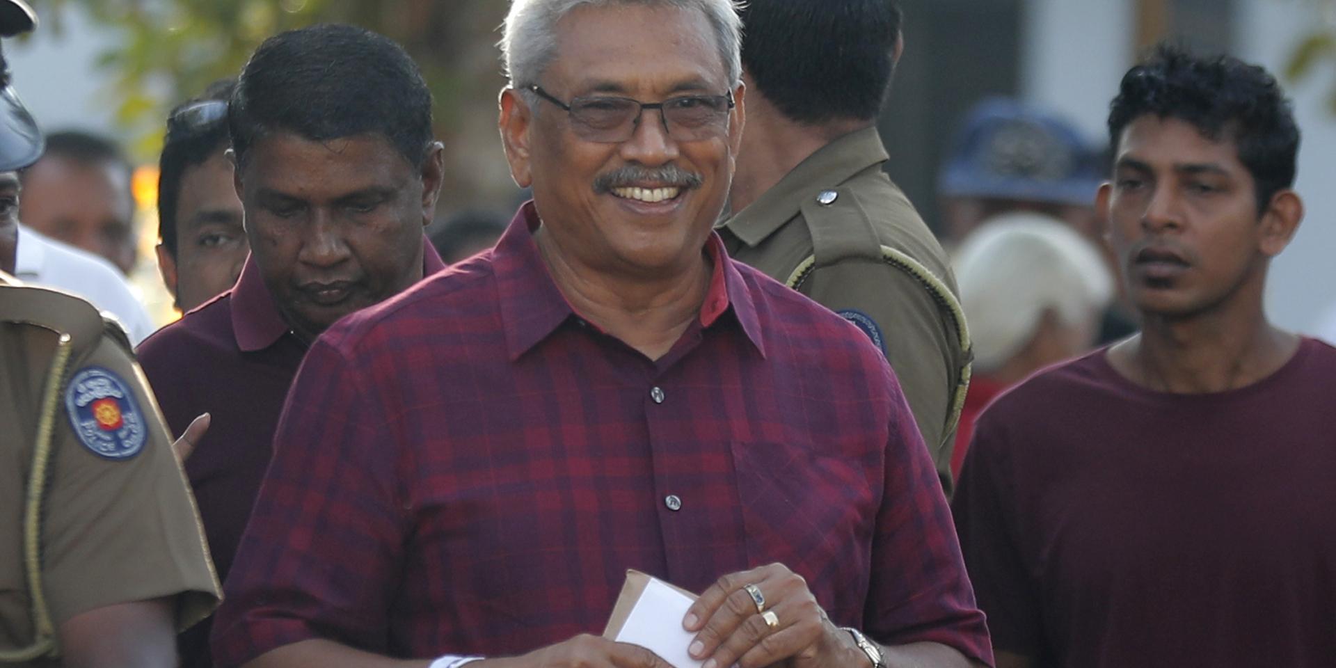 Gotabaya Rajapaksa röstar i Sri Lankas presidentval. 