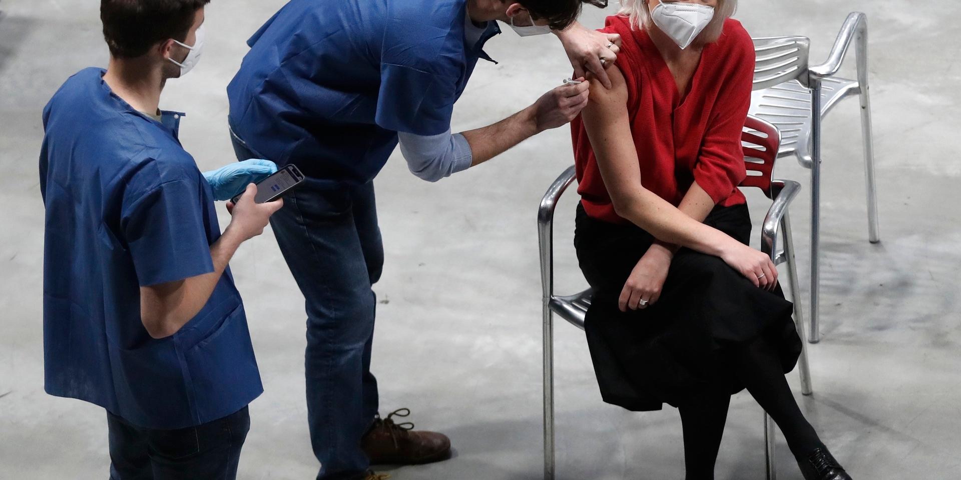 En kvinna får vaccin mot covid-19 på ett nationellt vaccinationscenter i Prag. Arkivbild