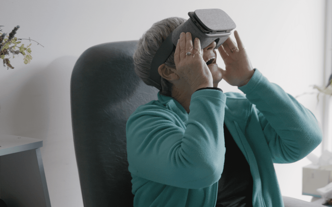 <strong>SÄLLSKAP: </strong>Om den stora massan har svårt att se nyttan med VR så har forskare och vårdpersonal omfamnat den. En bortglömd grupp som tros få stor nytta av VR-tekniken är alla de människor som tillbringar en stor del av sin tid ensamma. I Australien håller man just nu på att experimentera med VR-teknik för att motverka känslan av ensamhet. Foto: Mediweb