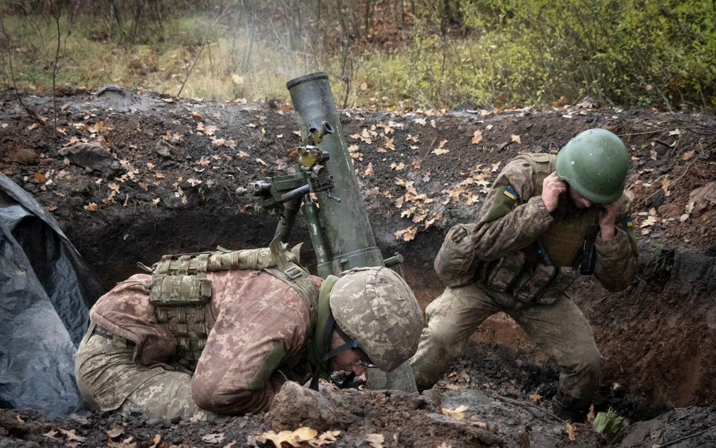 Ukrainska soldater avfyrar en granatkastare nära frontlinjen i Bachmut den 27 oktober.