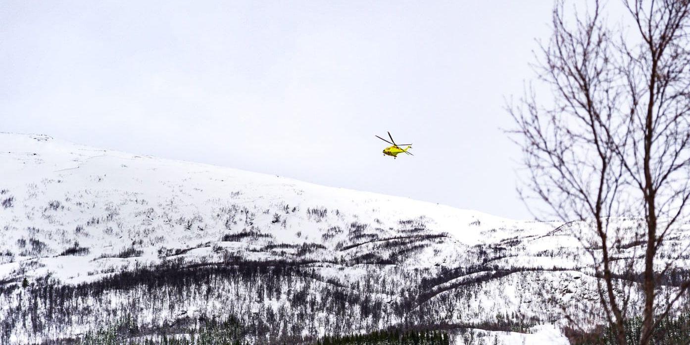 Tre personer har dött i ett snöskred i Lyngen i norska Tromsö.