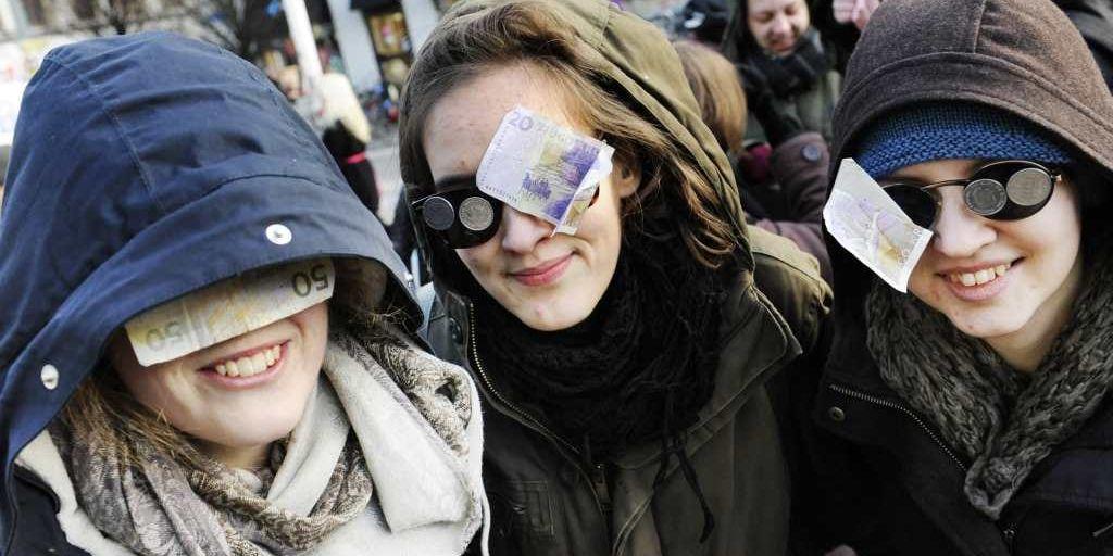Moa Karlsson, Lisa Brusewitz och Oda Sander. Pengarna för ögonen ska symbolisera förblindade politiker.