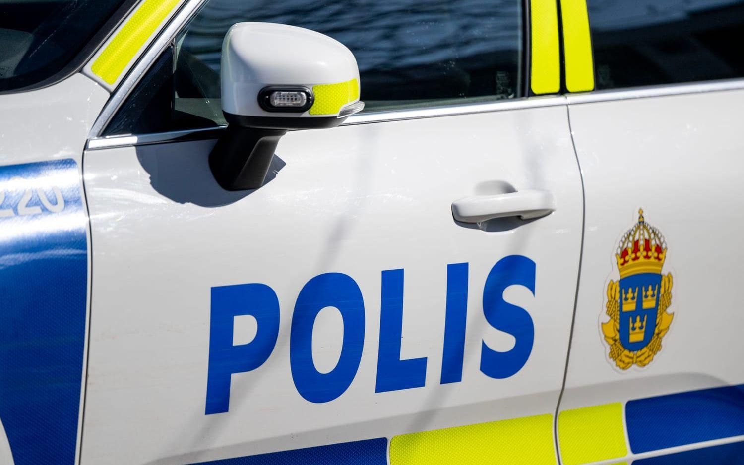 Tre män tog sig vid midnatt in i en lägenhet i Bromölla och attackerade två män. Arkivbild. 