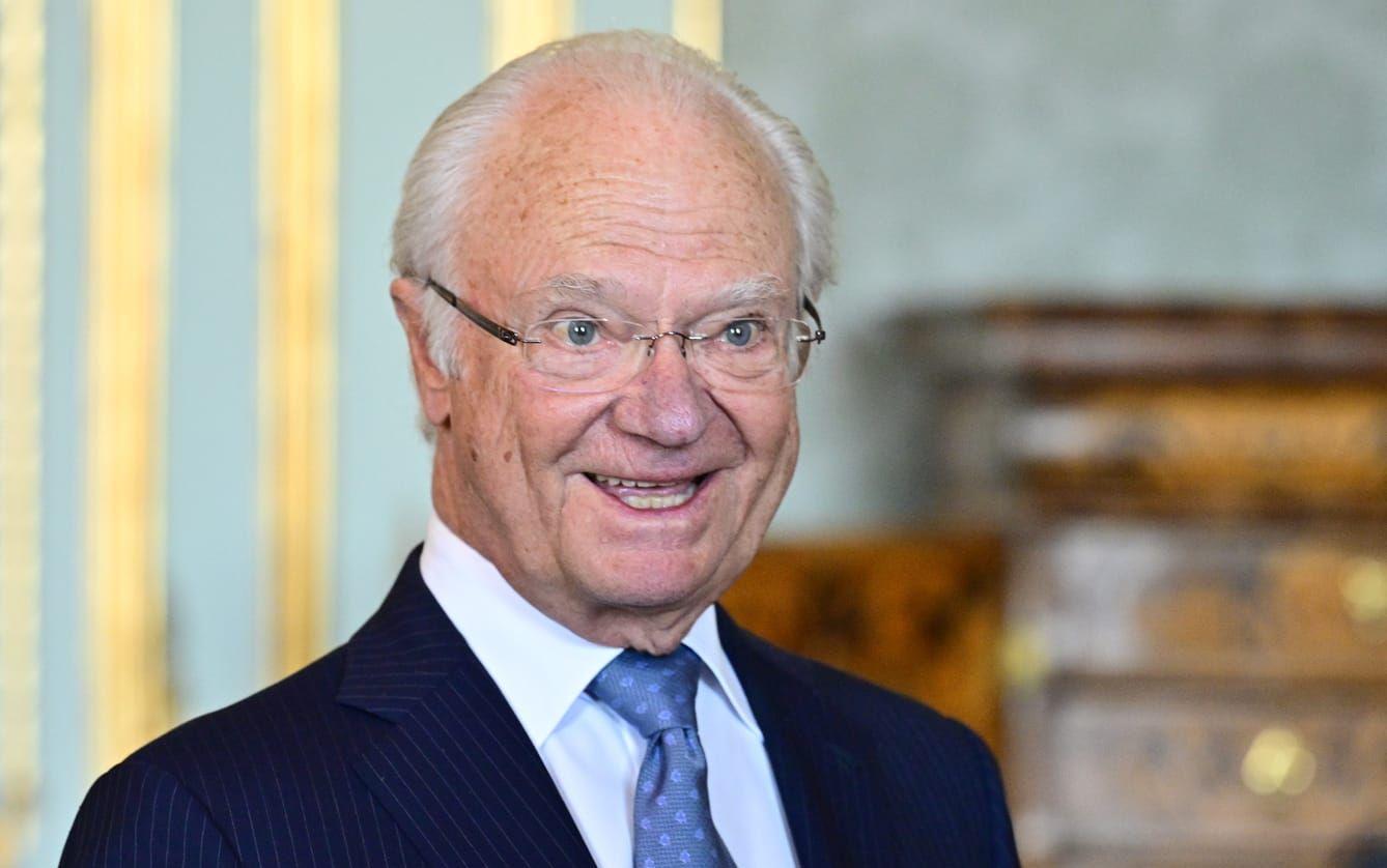 Glad man i kostym och blå slips, med glasögon.