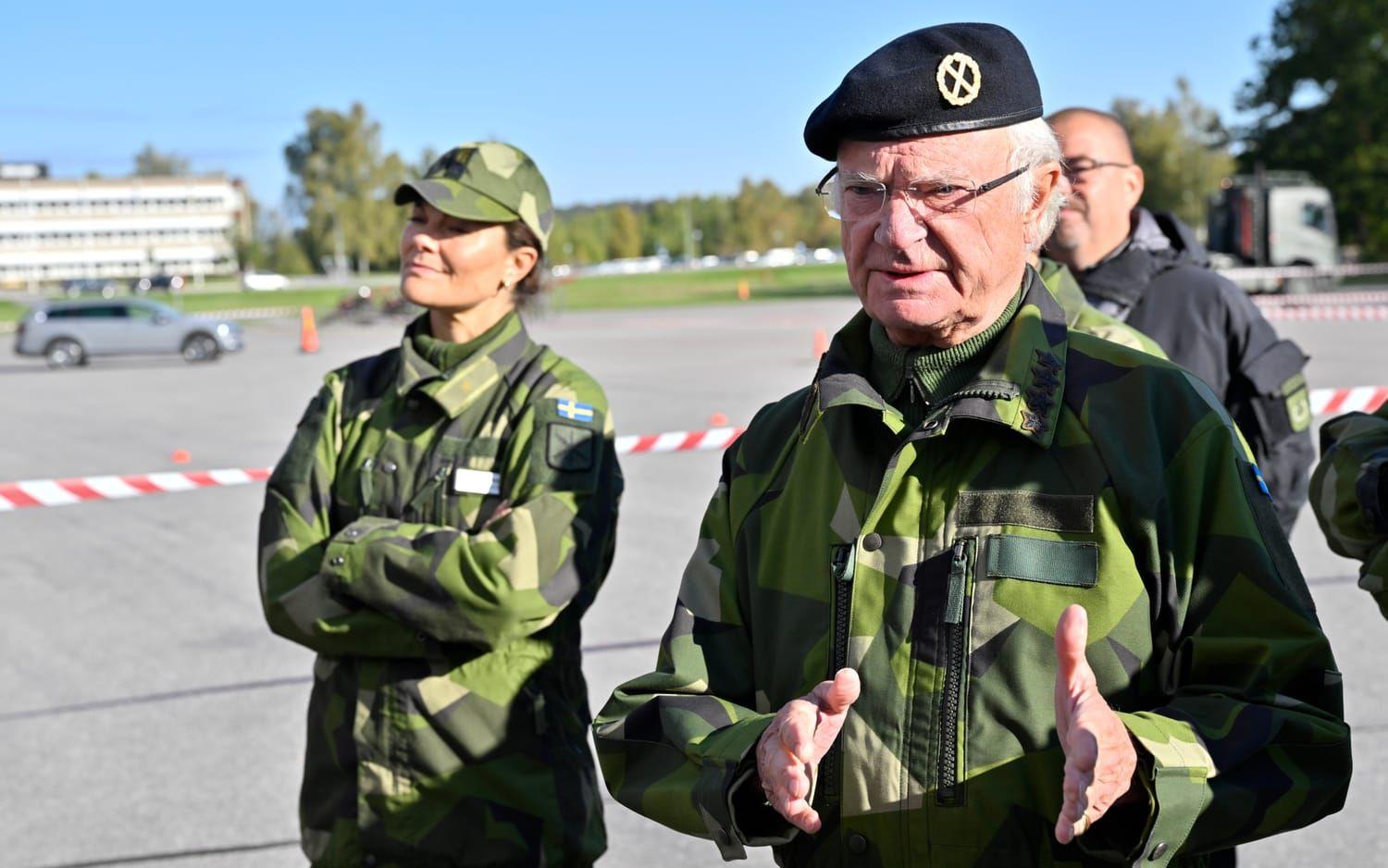 Kvinna och man i militärkläder.