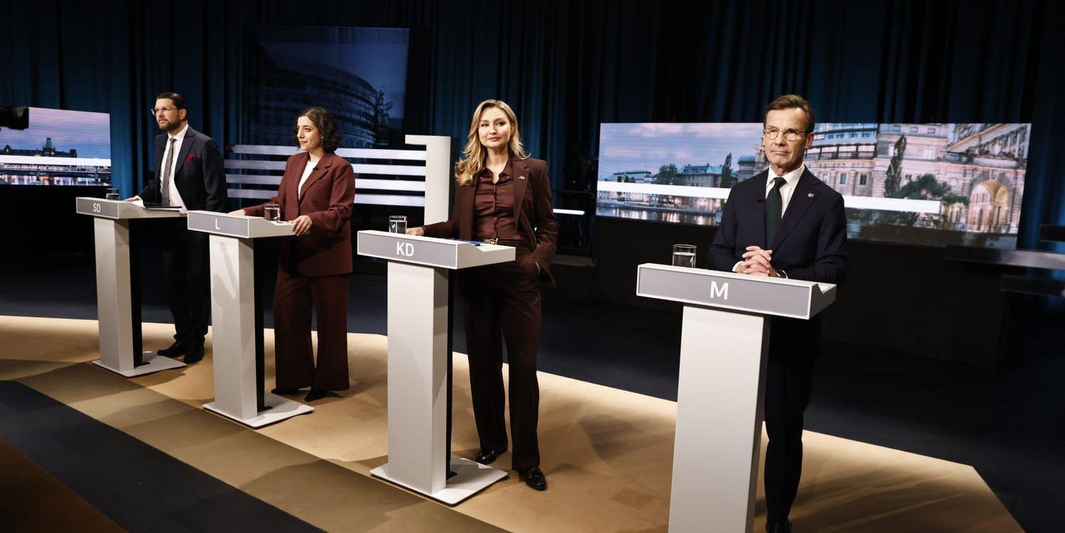 Jimmie Åkesson (SD), Simona Mohamsson (L), Ebba Busch (KD) och Ulf Kristersson (M) står vid sina podium i Agendas tv-studio.