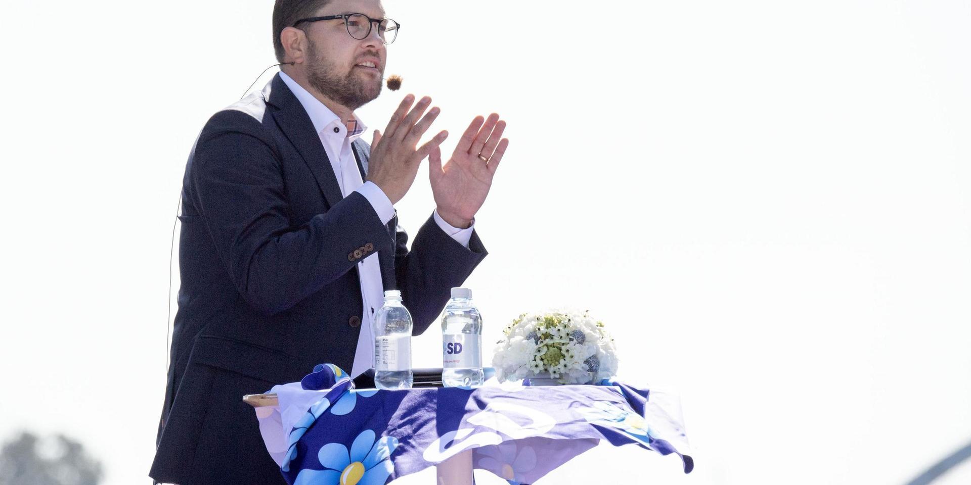 Vikten av att hålla fysiskt avstånd var ett tema när Sverigedemokraternas partiledare Jimmie Åkesson sommartalade i Sölvesborg. Nu avslöjas han på fest tätt intill andra festdeltagare. Arkivbild.