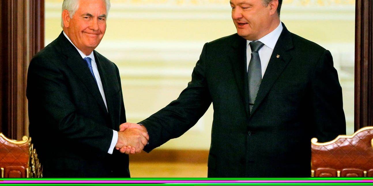 Ukrainas president Petro Porosjenko, till höger, och USA:s utrikesminister Rex Tillerson skakar hand på en gemensam presskonferens i Kiev, Ukraina.