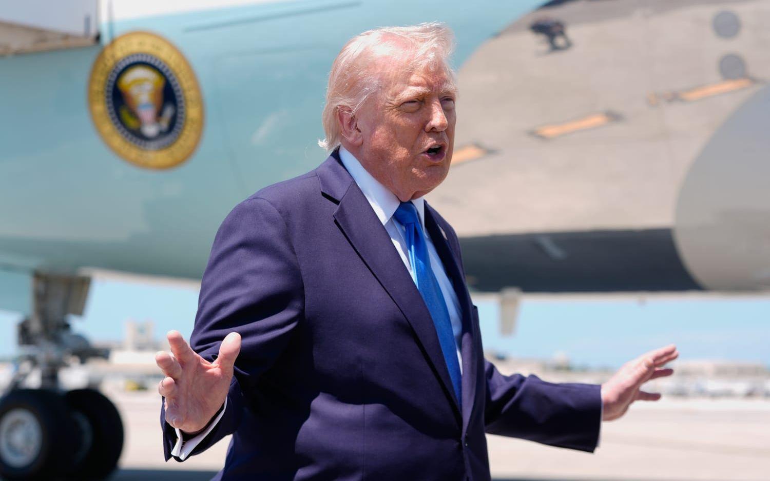 USA:s president Donald Trump på väg ombord på presidentflyget Air Force One i West Palm Beach i helgen.