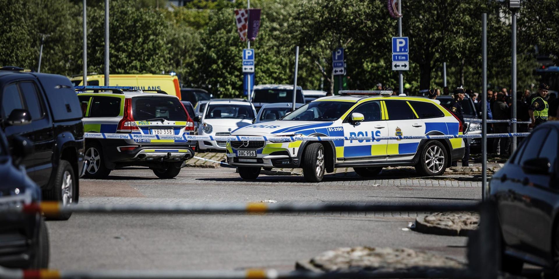 Efter flera dagar av oroligheter i Hjällbo sköts en man ihjäl vid torget den 30 maj.