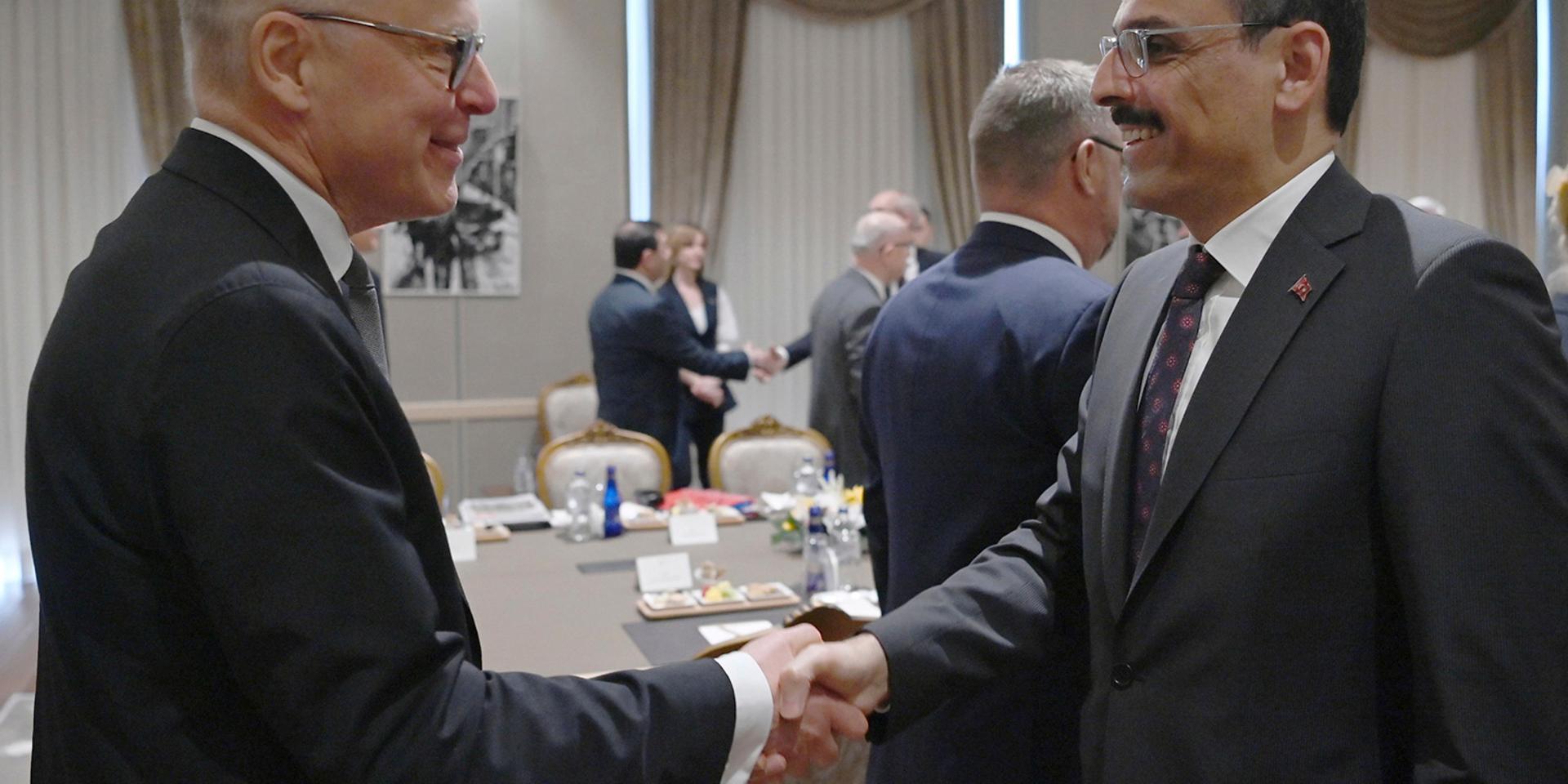 Statssekreterare Oscar Stenström (till vänster) skakar hand med turkiske presidentrådgivaren Ibrahim Kalin vid ett möte i Ankara i slutet av maj. Nu har herrarna mötts igen, den här gången i Bryssel. Arkivfoto.