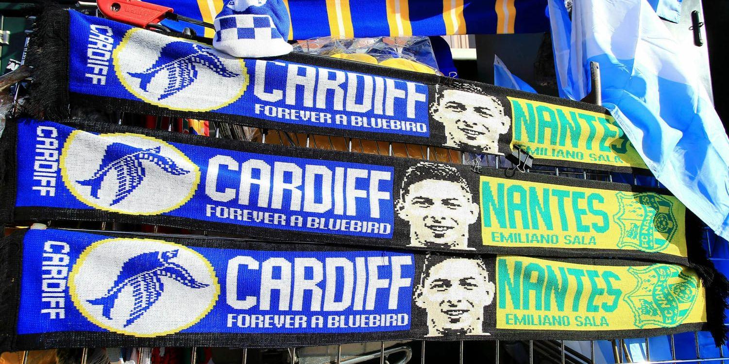 Halsdukar med Emiliano Salas ansikte utanför Cardiff Citys hemmaarena.