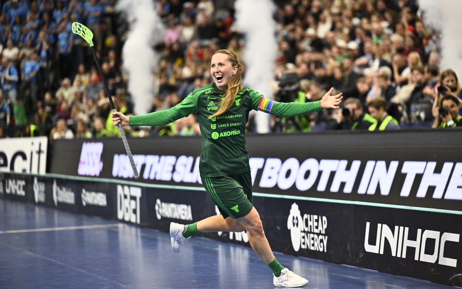 Emelie Wibron jublar efter sitt hattrick.