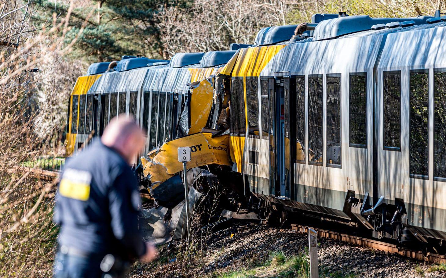 De två tågen uppges ha frontalkolliderat längs järnvägen Gribskovbanen.