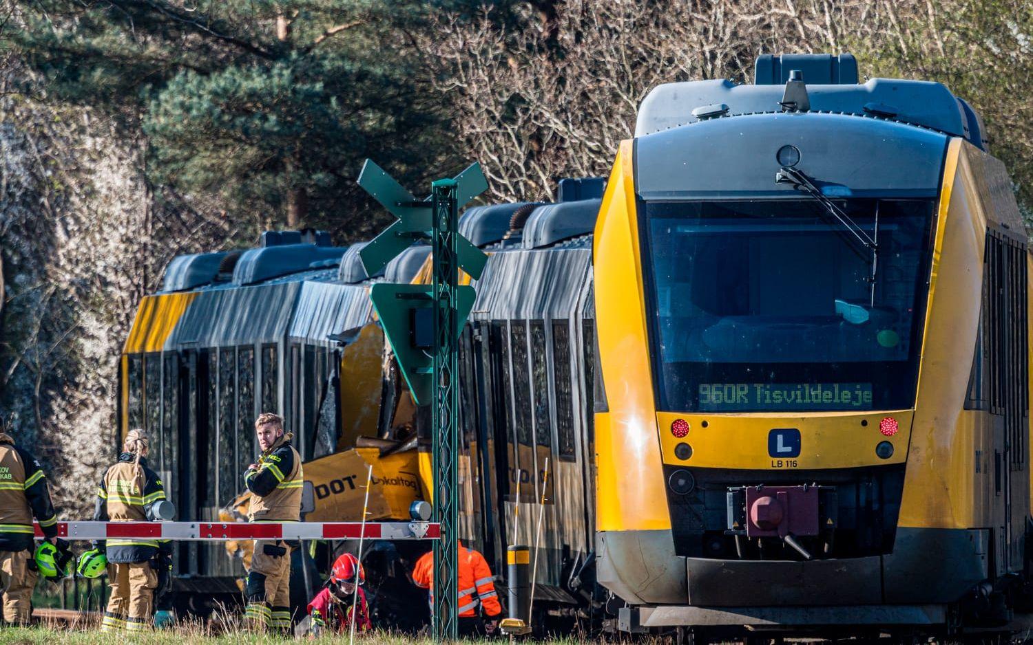 De två tågen uppges ha frontalkolliderat längs järnvägen Gribskovbanen.
