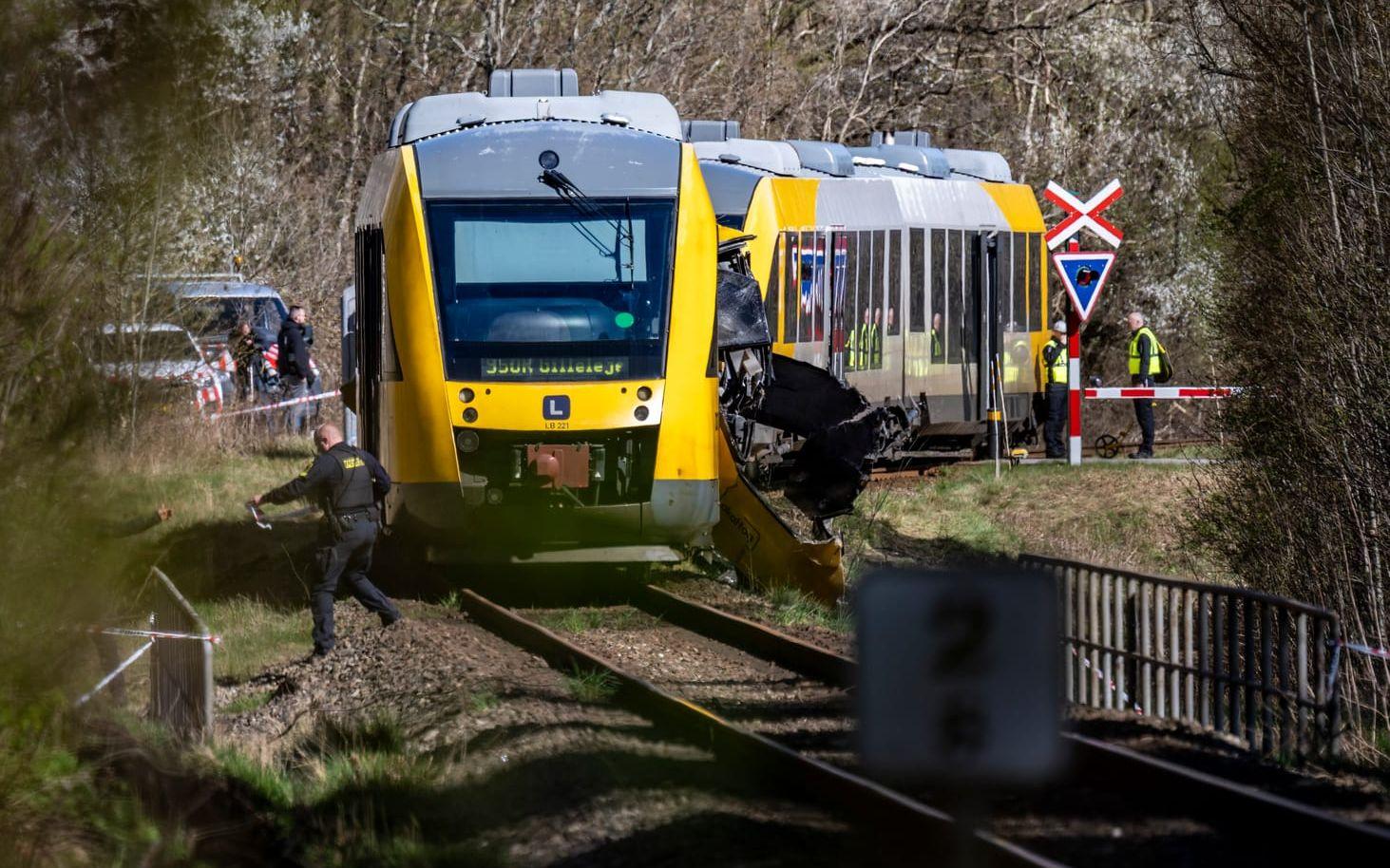 Polis och kriminaltekniker undersöker olycksplatsen på norra Själland. 