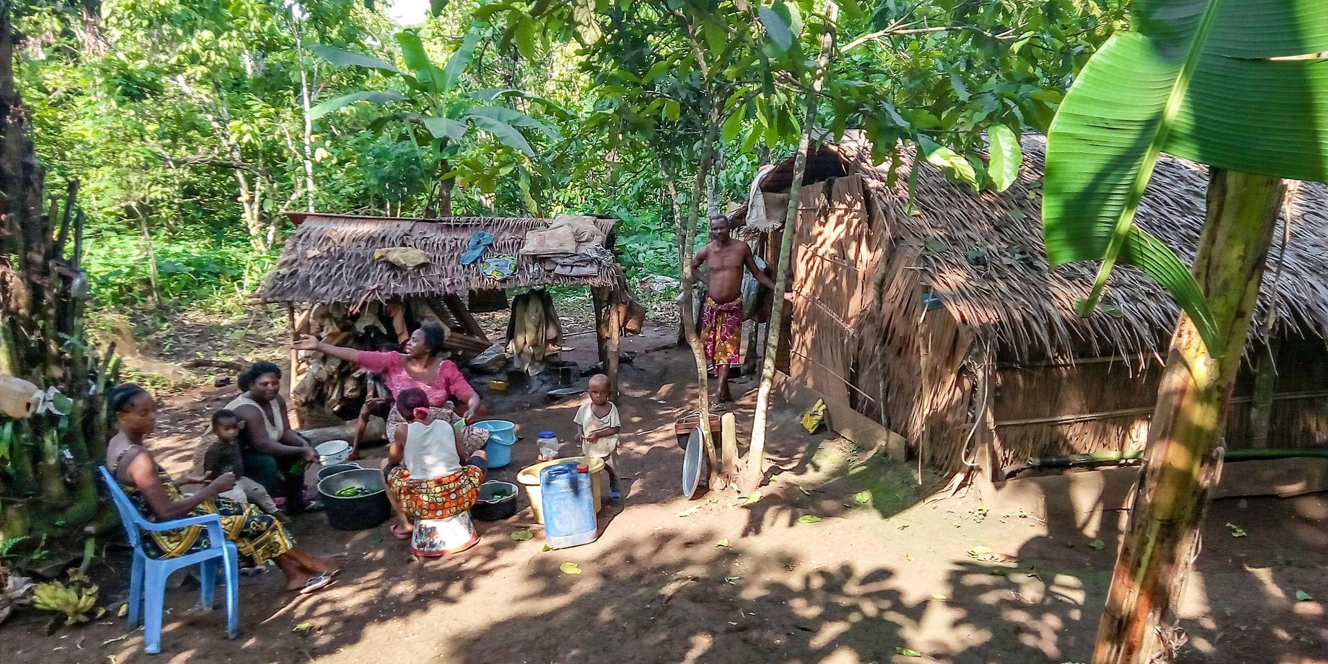 Internflyktingar samtalar i ett läger i skogen utanför byn Kombone-Mission i sydvästra Kamerun.