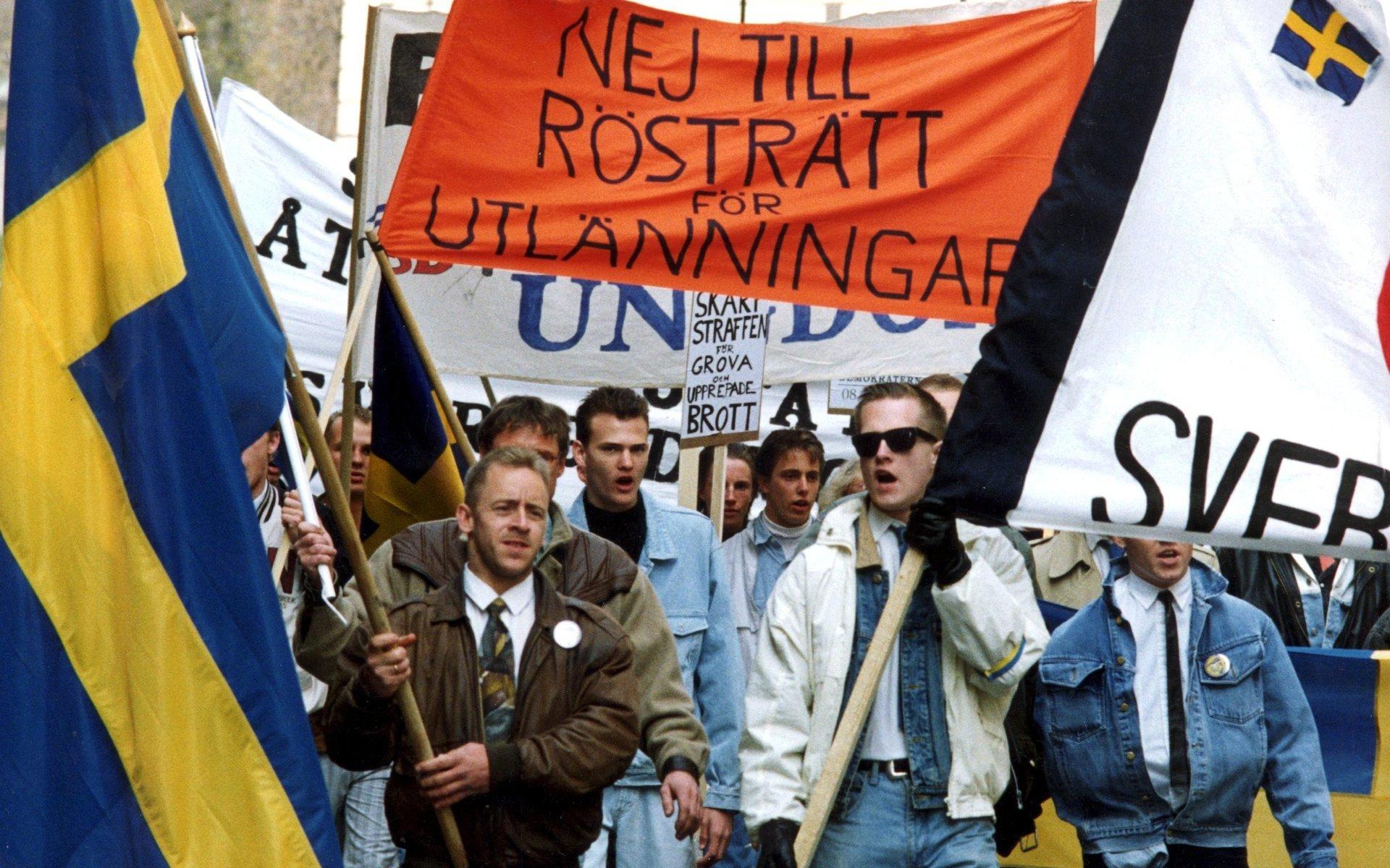 Sverigedemokraterna demonstrerar mot ”utlänningars rösträtt” i april 1991.