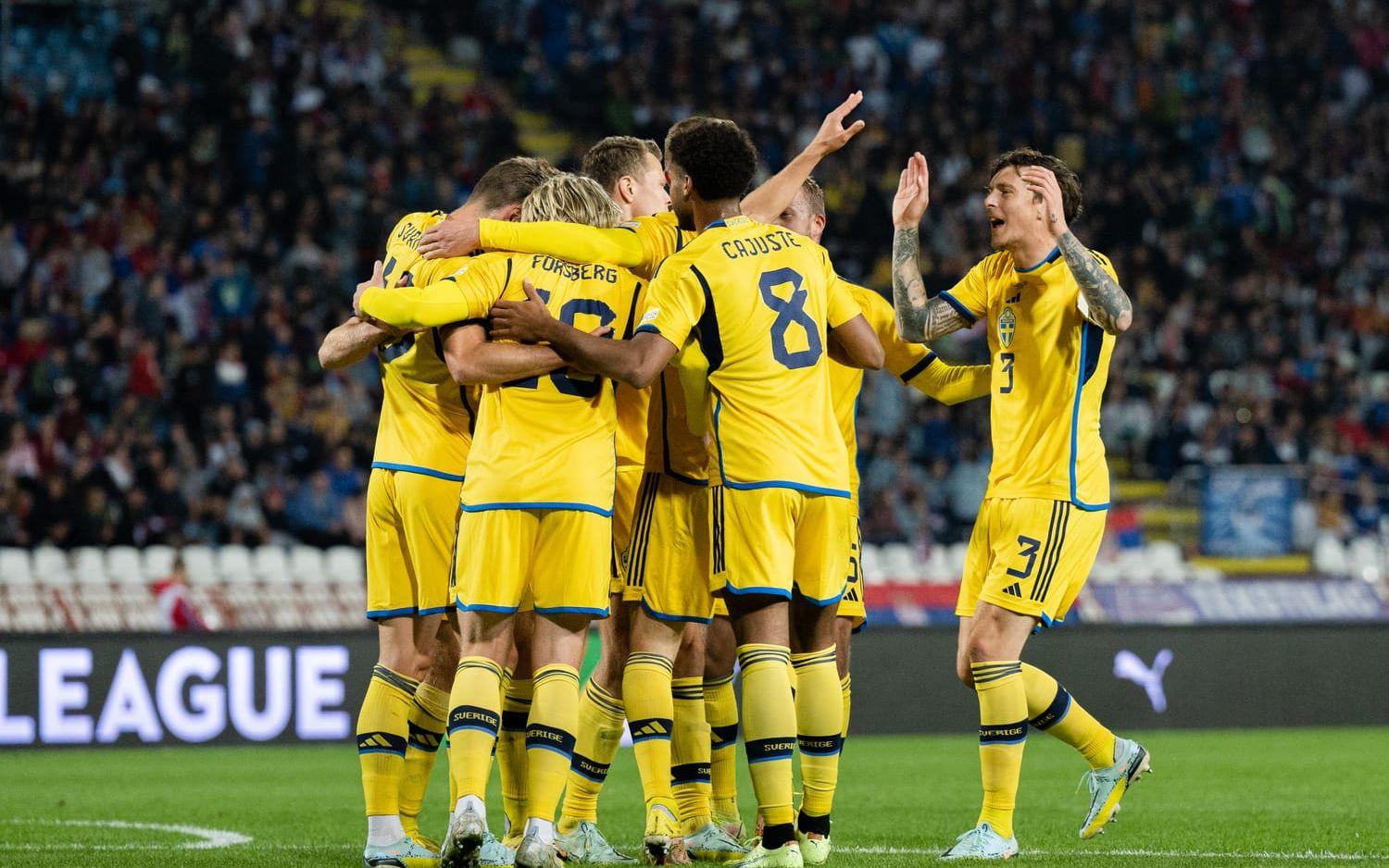 Landslaget firar efter Viktor Claessons 1–0-mål.