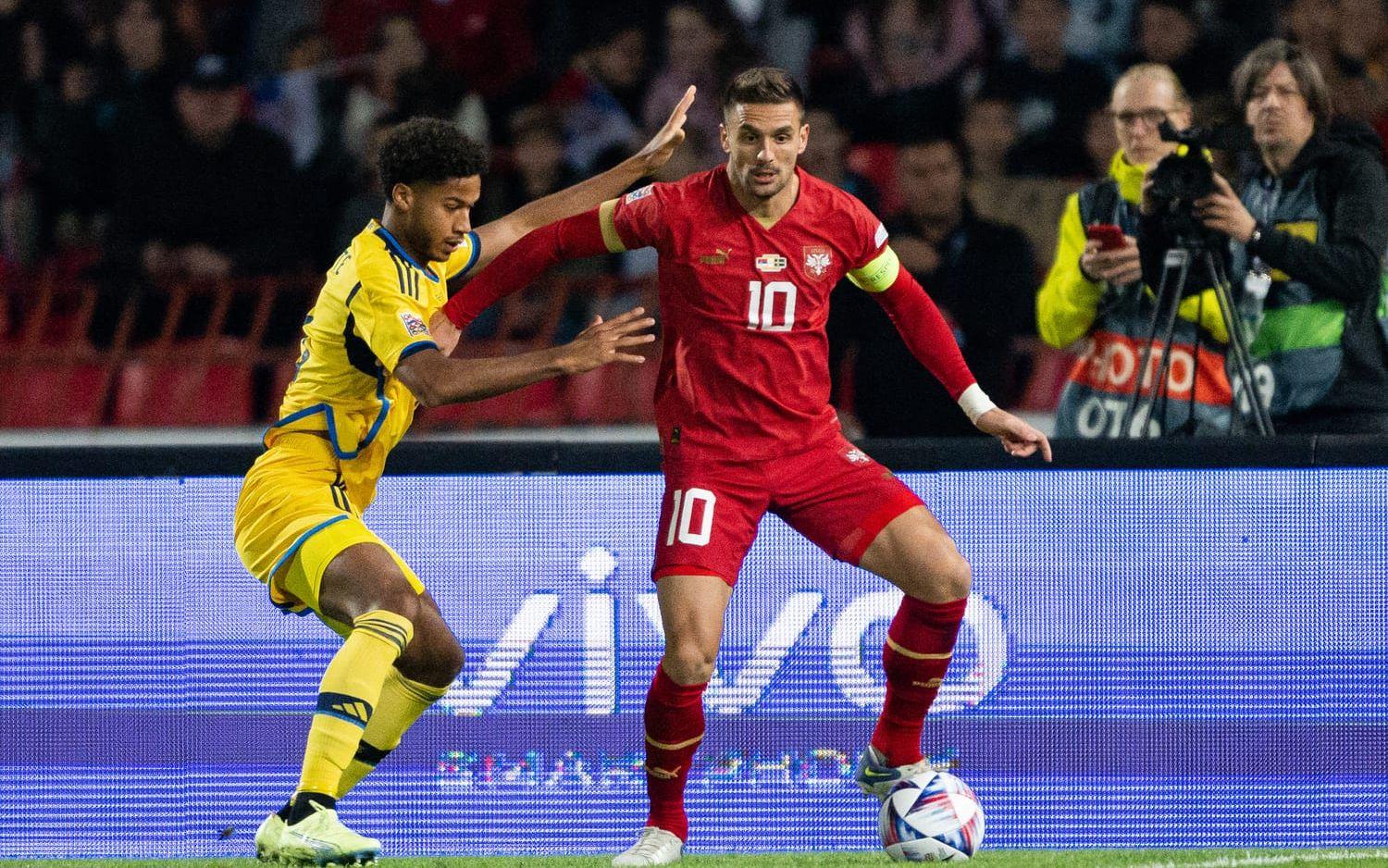 Sverige spelar under hård press efter att Norge chockartat förlorade sin match mot Slovenien, som nu passerat Sverige i gruppen.