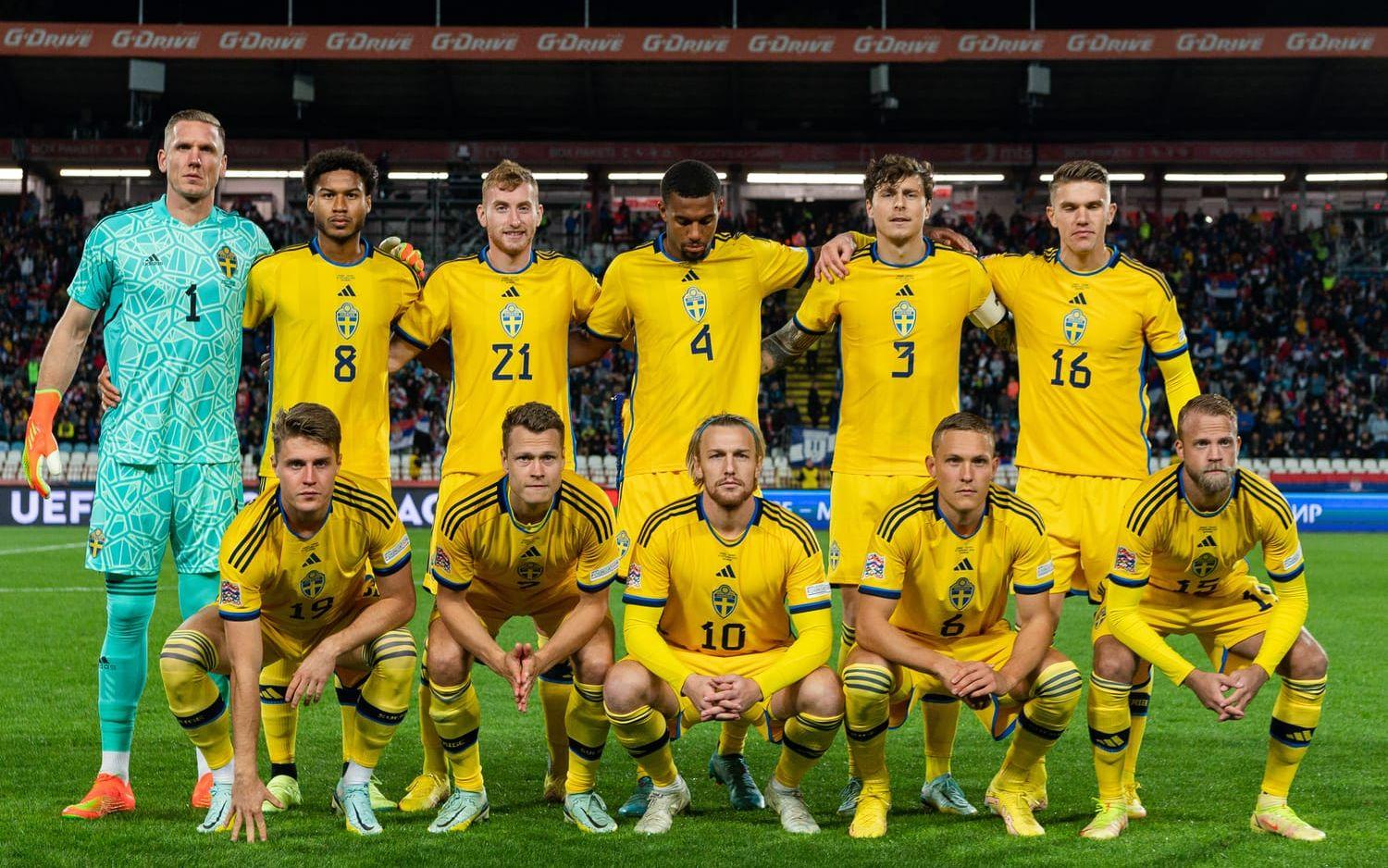 Sveriges startelva strax innan matchen i Belgrad mot Serbien drar igång.