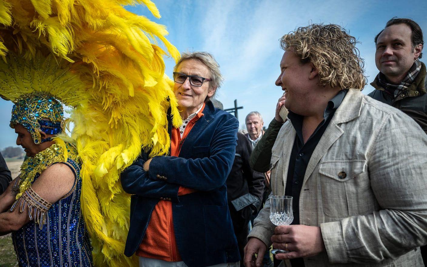 Lars Lerin (röd tröja) bakom ryggen på Junior Lerin inför att den senare ska framföra "Copacabana boy" i Ystad den 2 april.