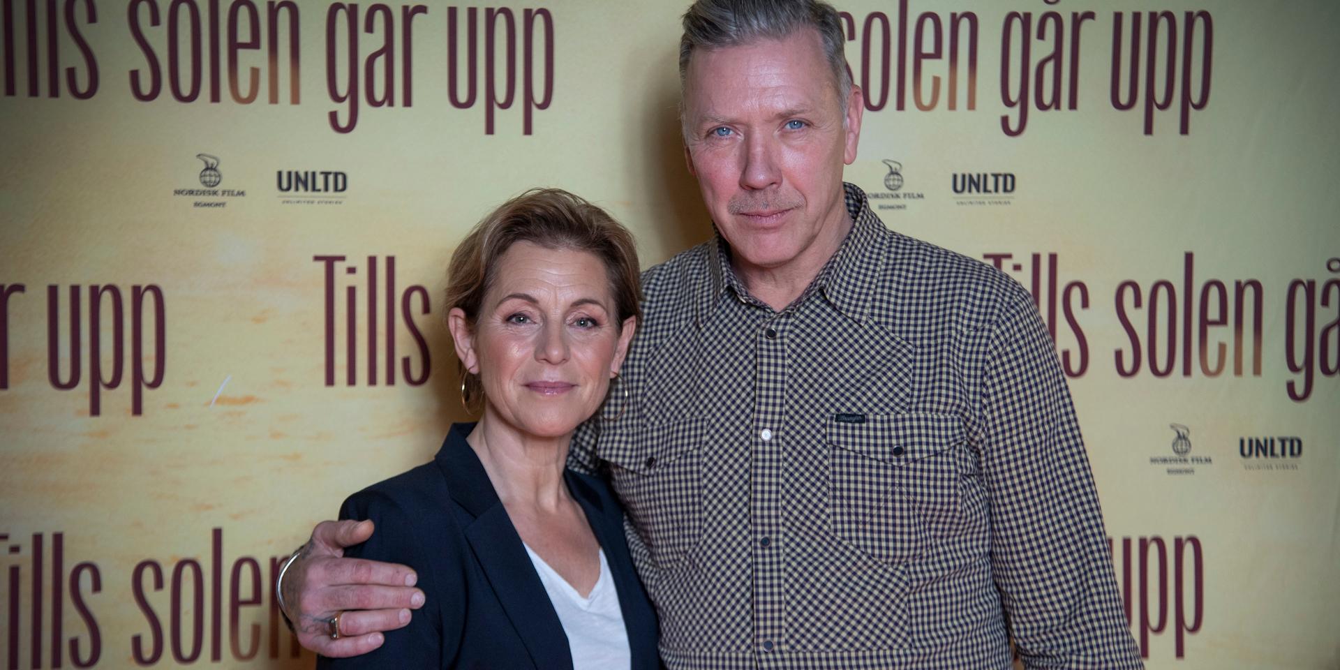 Helen Sjöholm och Mikael Persbrandt spelar ett gift par i Peter Dalles nya film 'Tills solen går upp'.