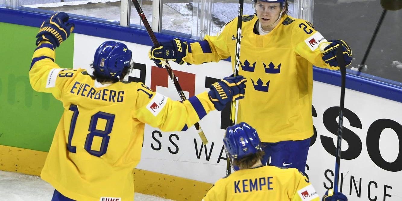 Sveriges Lias Andersson har gjort 1-0 under fredagens ishockeymatch i VM mellan Sverige och Vitryssland i Royal Arena.
